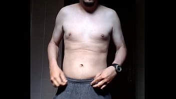 Homem sem camisa se mostrando