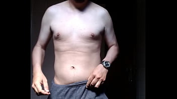 Homem sem camisa se mostrando