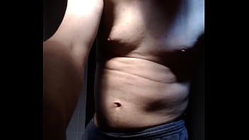 Homem sem camisa se mostrando