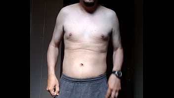 Homem sem camisa se mostrando