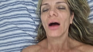 Negão dotado transa com a meia irmã