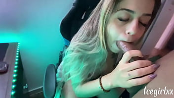Chamei Meu Vizinho Para Me Ajudar Com Um Bug Do Computador O Safado Não Tirou Os Olhos Dos Meus Peitos Fiz Uma Espanhola Para Ele Ate O Vizinho Gostoso Gozar Para Mim Assista Completo No Sheer thumbnail