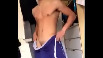 Hetero Pauzudo Girando O Pau thumbnail