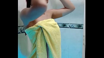 Mi hermanastro me sorprende en el baño y me folla