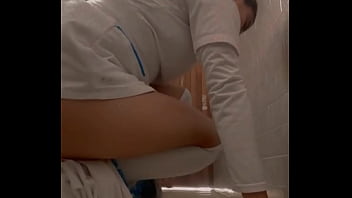 Enfermera puta no aguanta las ganas y se mete los dedos en el baño