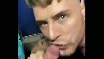 Loiro Mamando No Banheiro thumbnail