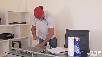 Massive tits jizzed handyman fucks busty brit's big boobs