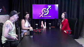 Monica lima faz seu marido de corno ao vivo no topcast a safada da dieni gaucha foi chupada pela monica lima enquanto seu corno fica ajudando tudo isso completo no red