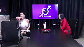 Monica lima faz seu marido de corno ao vivo no topcast a safada da dieni gaucha foi chupada pela monica lima enquanto seu corno fica ajudando tudo isso completo no red