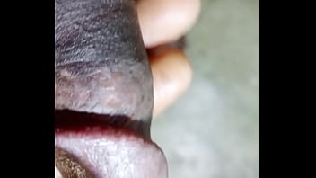 Wetjuicypussy1 a nigerian girl ask this man to give her 20 000 for sex and the man do not have the money him has to go on masupaytion in his house