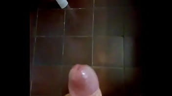 Batendo punheta e gozando parte 02