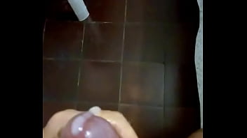 Batendo punheta e gozando parte 02