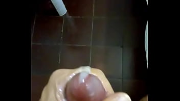 Batendo punheta e gozando parte 02