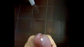 Batendo punheta e gozando parte 02