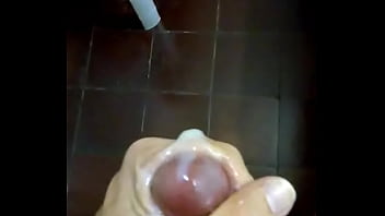 Batendo punheta e gozando parte 02