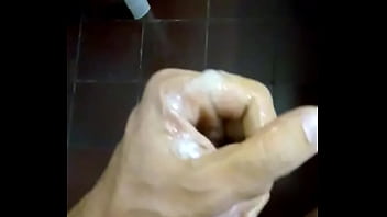 Batendo punheta e gozando parte 02