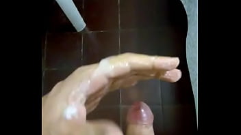 Batendo punheta e gozando parte 02