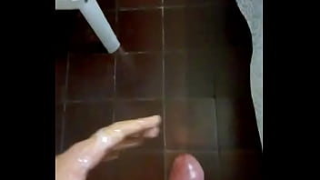 Batendo punheta e gozando parte 02