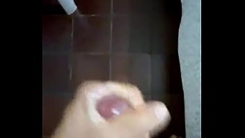 Batendo punheta e gozando parte 02