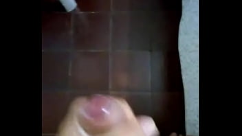 Batendo punheta e gozando parte 02