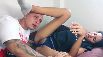 Llego del trabajo directamente a chupar el coño de mi hermanastra y a meterle mi verga a la muy cachonda