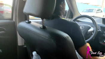 Mostrei minha raba na rua e o entregador de aplicativo me chupou no carro i showed my ass on the street and the app delivery guy sucked me off in the car