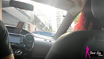 Mostrei minha raba na rua e o entregador de aplicativo me chupou no carro i showed my ass on the street and the app delivery guy sucked me off in the car