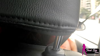 Mostrei minha raba na rua e o entregador de aplicativo me chupou no carro i showed my ass on the street and the app delivery guy sucked me off in the car