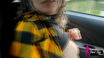 Mostrei minha raba na rua e o entregador de aplicativo me chupou no carro i showed my ass on the street and the app delivery guy sucked me off in the car