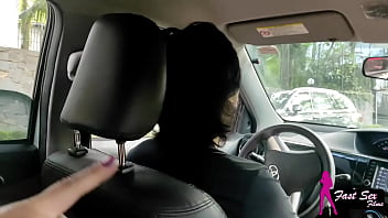 Mostrei minha raba na rua e o entregador de aplicativo me chupou no carro i showed my ass on the street and the app delivery guy sucked me off in the car