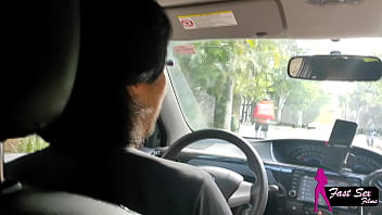 Mostrei minha raba na rua e o entregador de aplicativo me chupou no carro i showed my ass on the street and the app delivery guy sucked me off in the car