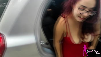 Mostrei minha raba na rua e o entregador de aplicativo me chupou no carro i showed my ass on the street and the app delivery guy sucked me off in the car