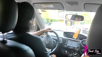 Mostrei minha raba na rua e o entregador de aplicativo me chupou no carro i showed my ass on the street and the app delivery guy sucked me off in the car