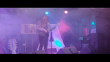 Partiendo el escenario con el tema de corazon de obsidiana