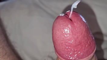 Amatoriale sborrata mattutina mi sono svegliato arrapato e mi sono segato ho svuotato le mie grosse palle con una bella sborrata