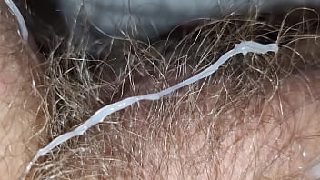 Amatoriale sborrata mattutina mi sono svegliato arrapato e mi sono segato ho svuotato le mie grosse palle con una bella sborrata