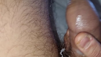 Amatoriale sborrata mattutina mi sono svegliato arrapato e mi sono segato ho svuotato le mie grosse palle con una bella sborrata