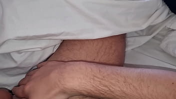 Amatoriale sborrata mattutina mi sono svegliato arrapato e mi sono segato ho svuotato le mie grosse palle con una bella sborrata