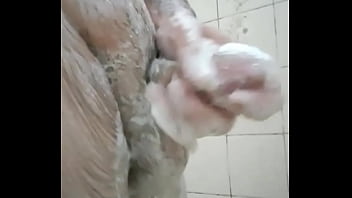 Depois de um fds tenso cheio negócio é um banho bem tomado pra relaxar #xotaawards #pintosaward #punheta #littledick