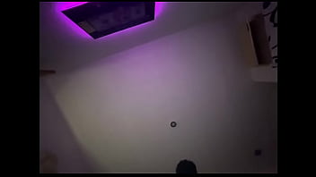 Hermanastra cachonda exita cuando ve a su hijastro con una verga enorme y lo seduce para follarselo