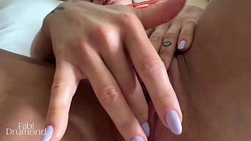 Milf ganha sugador do vizinho tarado é fodida sem camisinha e leva gozada no clitoris grande – fabi drumond