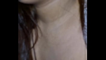 Estoy en la casa de mi amigo; mientras todos están al lado yo me follo a keilimar