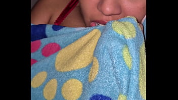 Estoy en la casa de mi amigo; mientras todos están al lado yo me follo a keilimar