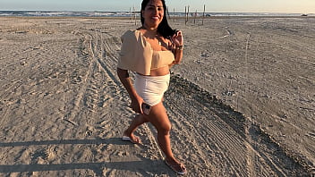 Lotando o cuzinho da foda anal na praia no pelo e sem dó