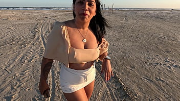 Lotando o cuzinho da foda anal na praia no pelo e sem dó