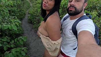 Lotando o cuzinho da foda anal na praia no pelo e sem dó