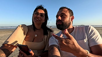 Lotando o cuzinho da foda anal na praia no pelo e sem dó