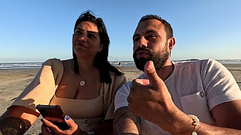 Lotando o cuzinho da foda anal na praia no pelo e sem dó