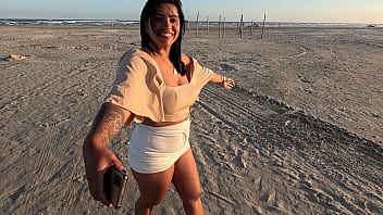 Lotando o cuzinho da foda anal na praia no pelo e sem dó