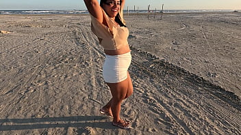 Lotando o cuzinho da foda anal na praia no pelo e sem dó